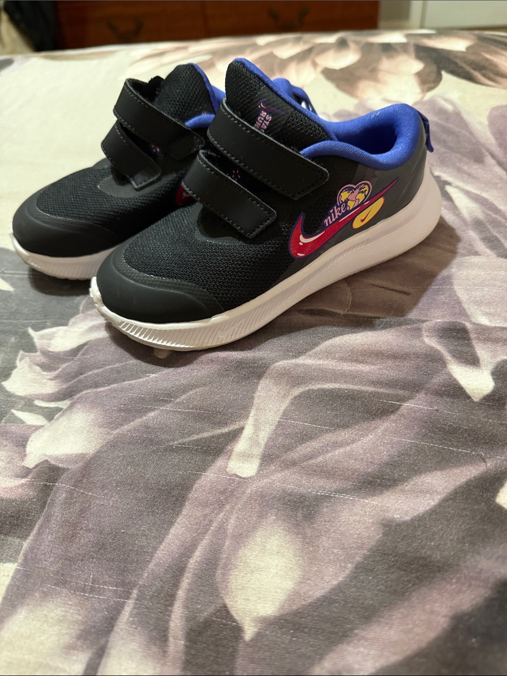 Nike Kids Hook-and-Loop Sneakers in Black with Purple Lining 9C